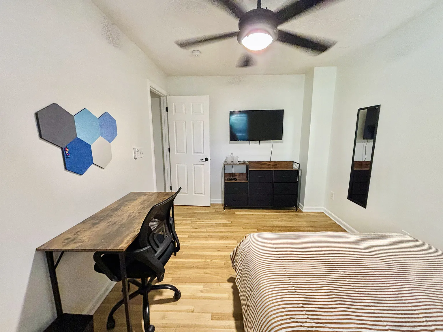4 bed, 3.0 bath, 1900 sqft, $771 — Photo 2