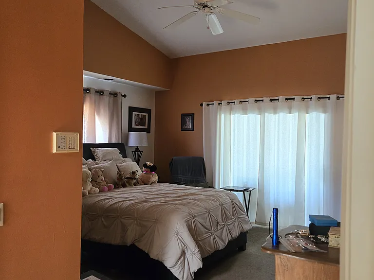 341 E Eureka Ct — Photo 9
