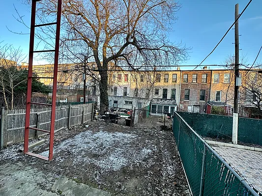 Rented by Max Apt LLC | media 58