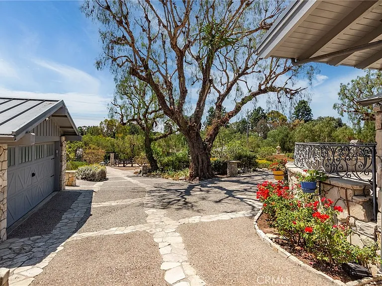 57 Narcissa Dr — Photo 40