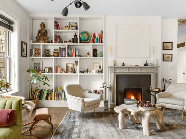 261 W 22nd St, New York, NY 10011