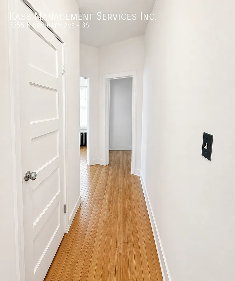 Charming 2 bed 1 bath Apartment Steps from Wrigley — Photo 2