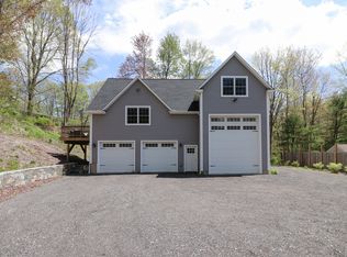 17 Baldwin Rd, Newtown, CT 06470