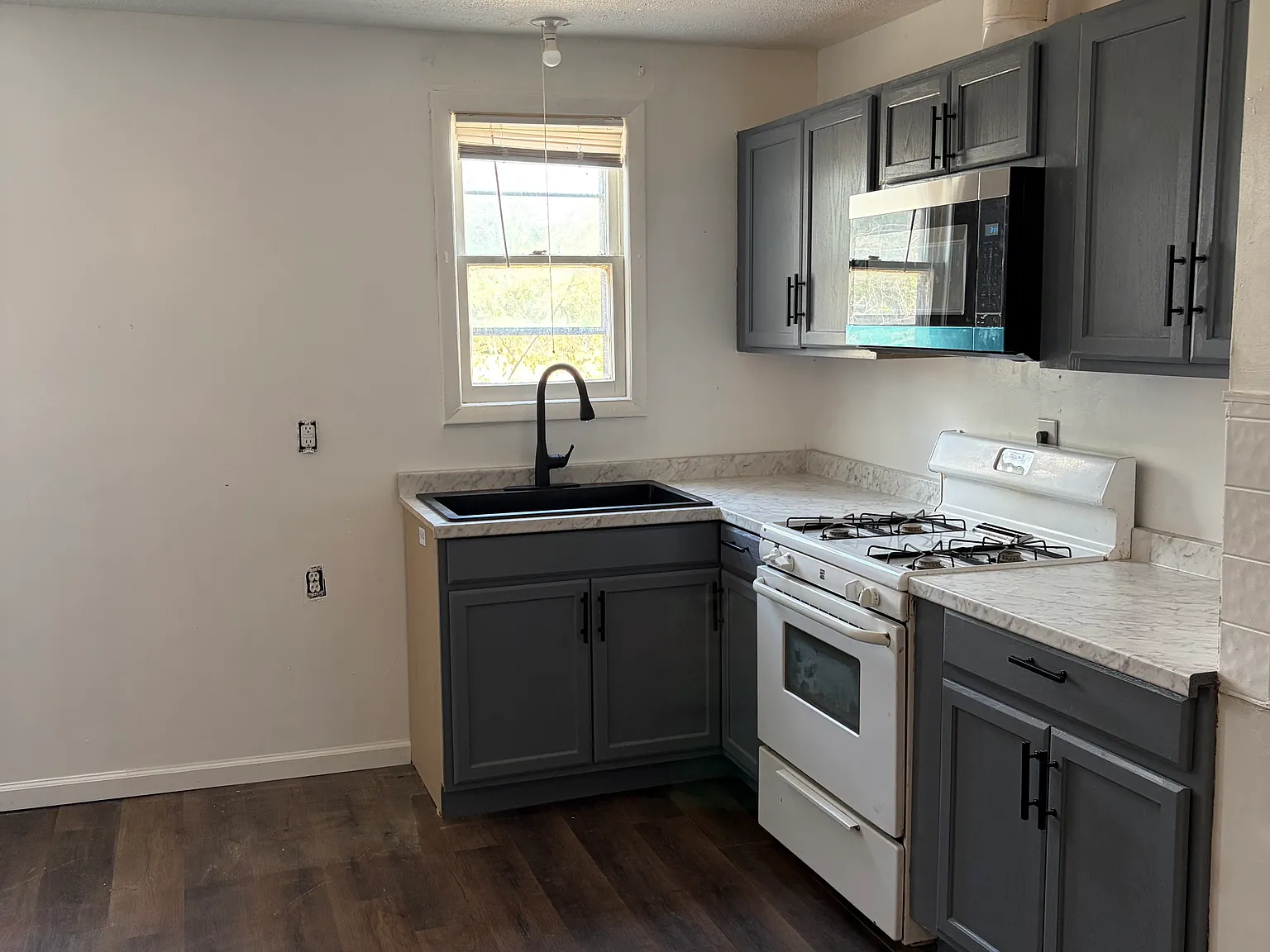 1 bed, 800 sqft, $1,050 — Photo 2