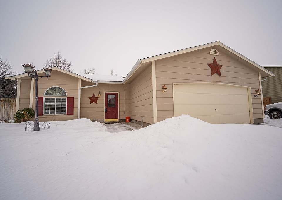 1st image of 2237 W Saddle Ln