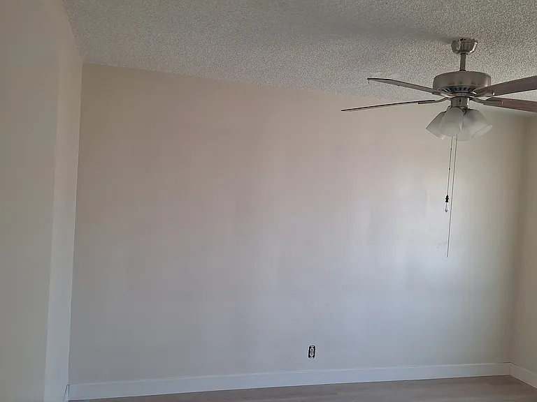 420 N Alameda Ave — Photo 1