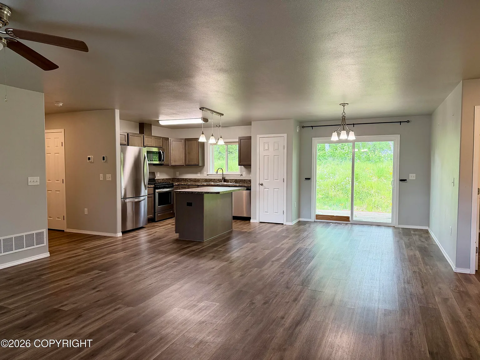 3 bed, 2.0 bath, 1411 sqft, $2,700 — Photo 3