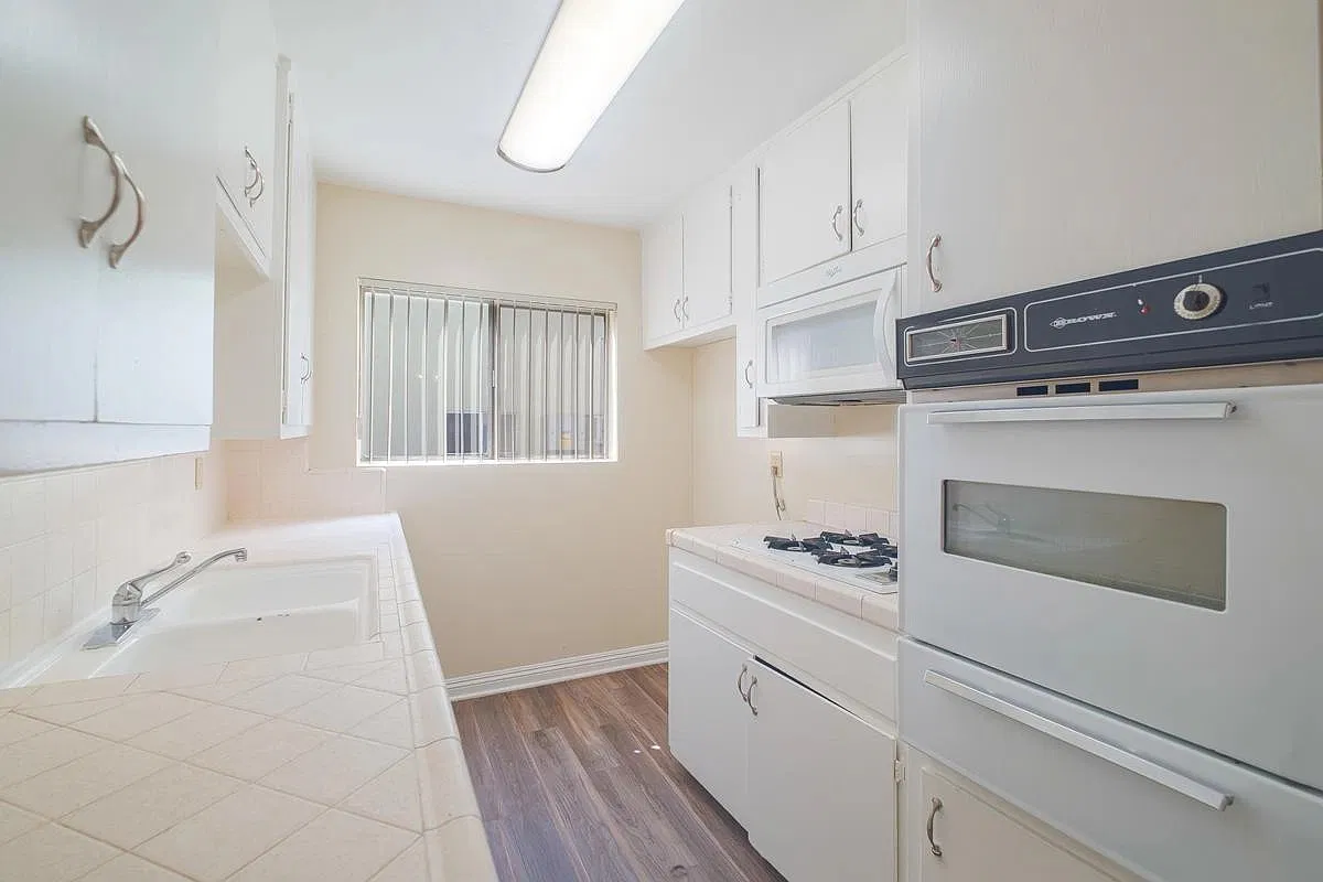 715 E. Providencia Ave — Photo 3