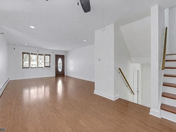 5th image of 23 Diven St