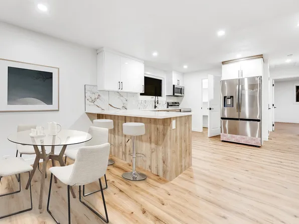 4616 32nd Ave NW, Edmonton, AB T6L 4X9