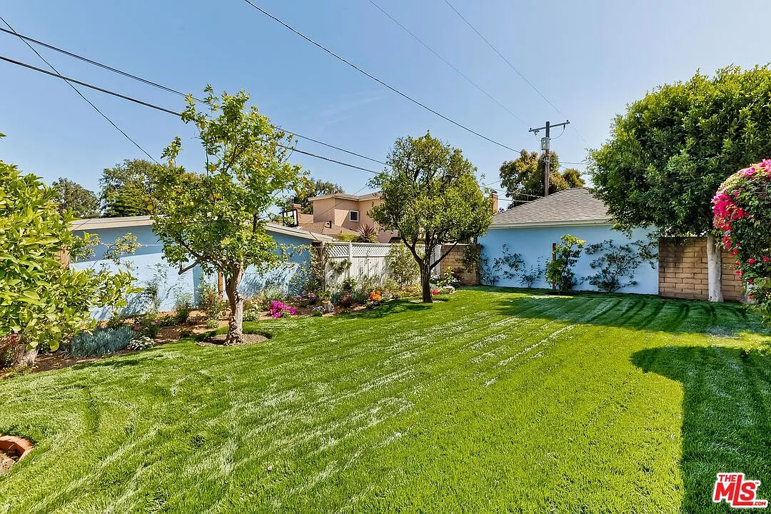 2 bed, 1.0 bath, 1155 sqft, $6,395 — Photo 3