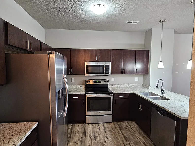 1614 Ingersoll Ave — Photo 24