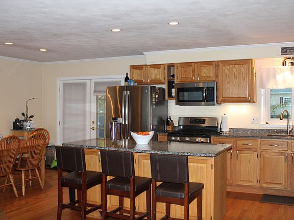 Open concept kitchen/dining