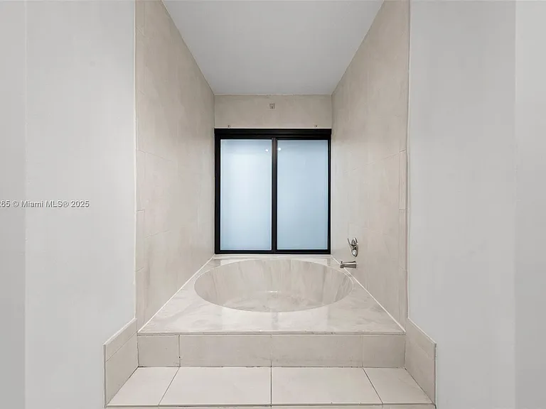 207 Holiday Dr — Photo 38