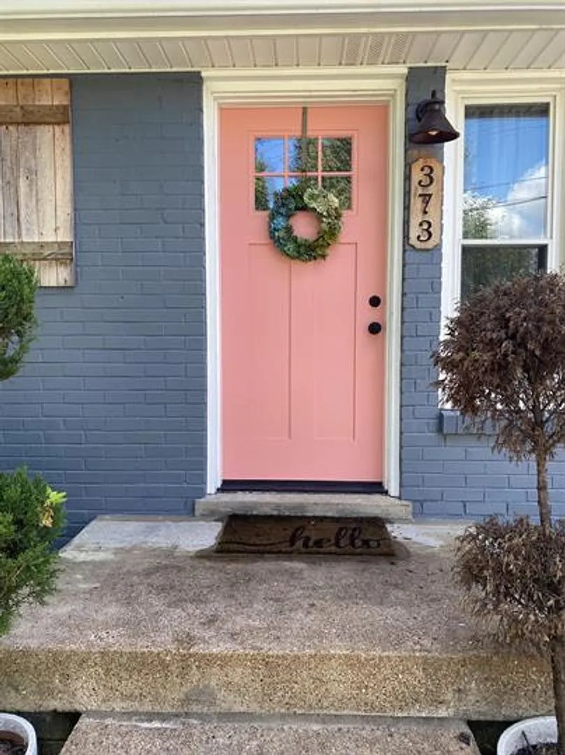 3 Bedroom Home with Beautiful Backyard — Photo 2