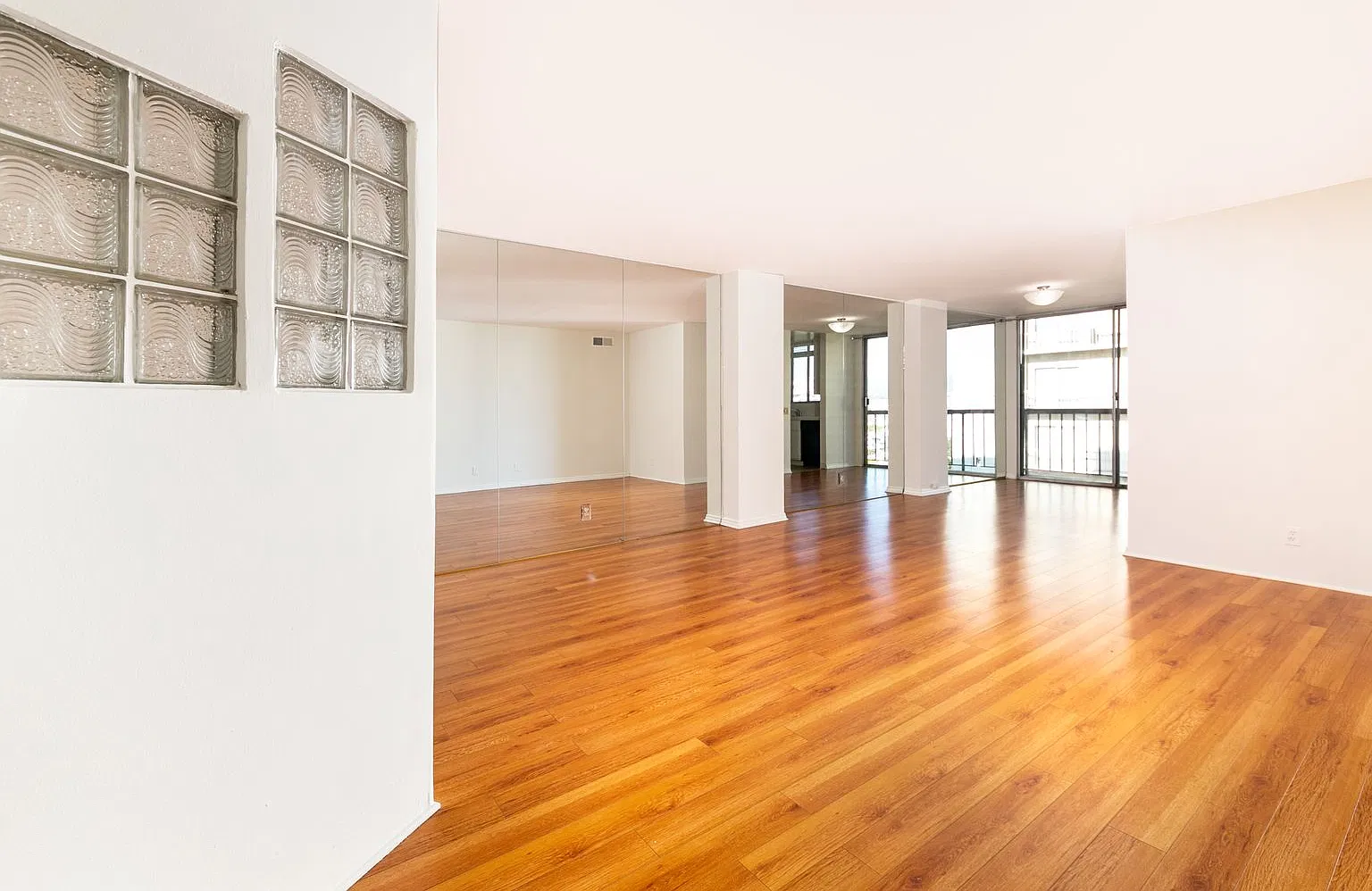 High Rise Condo 1bed 2 Full Bath — Photo 4