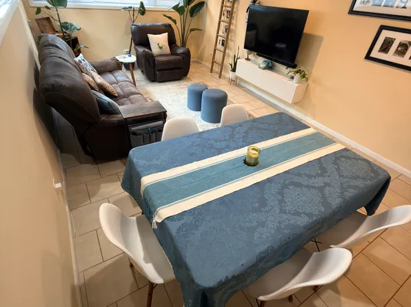 5061 W Eddy St #A, Chicago, IL 60641