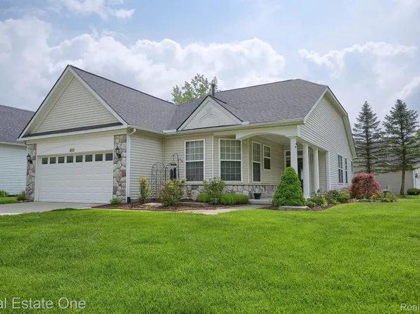 4039 Hillsdale Dr, Auburn Hills, MI 48326