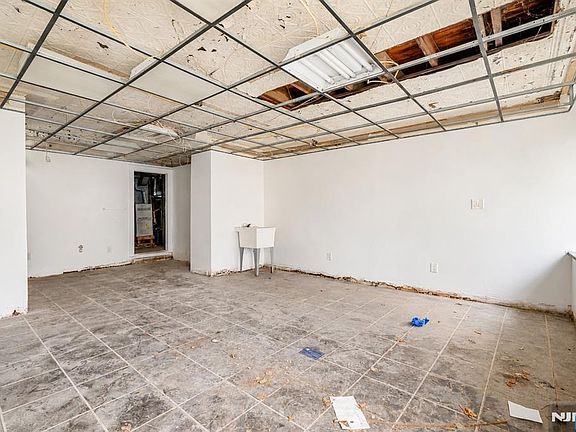 3rd image of 50 Jewell St