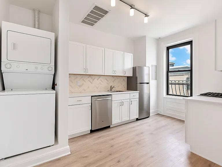 251 10th St #1B — Photo 5