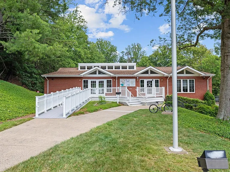 8307 Crestmont Cir — Photo 22