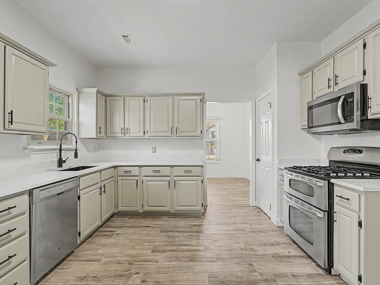 3 bed, 1903 sqft, $2,395 — Photo 4