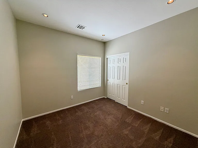 276 Heatherstone St — Photo 37