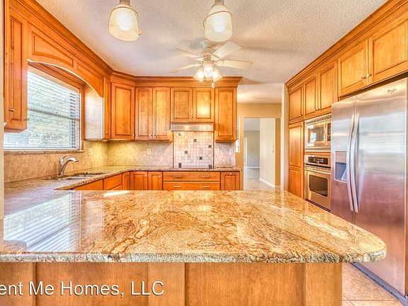 4th image of 153 Deer Lake Cir