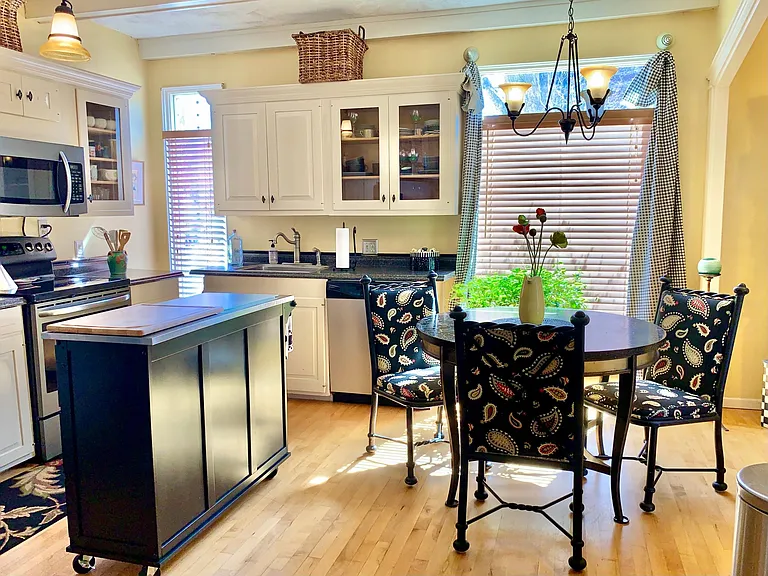 Eat-in Kitchen
