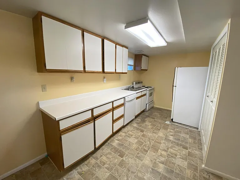 1005 Park Ln — Photo 3