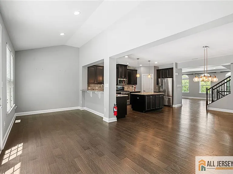 89 Isabelle Ct — Photo 15