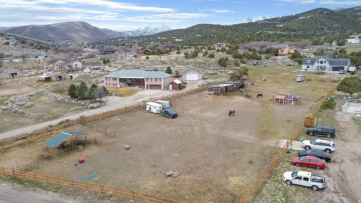 Building Photo - 14715 S Rose Canyon Rd