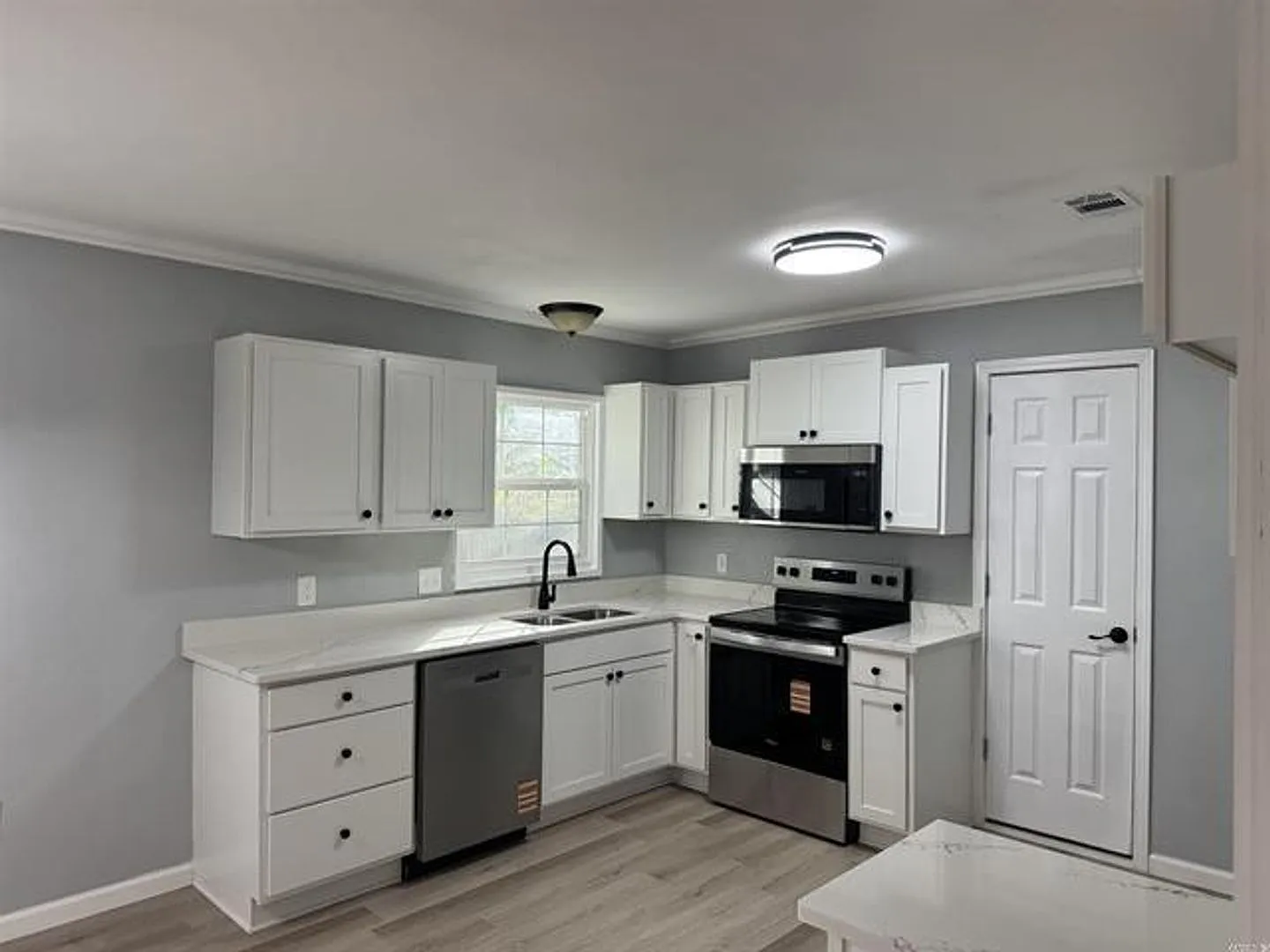 2 bed, 1.0 bath, 1198 sqft, $1,200 — Photo 4
