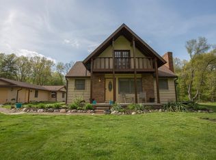 2355 Surrey Dr, Pinckney, MI 48169