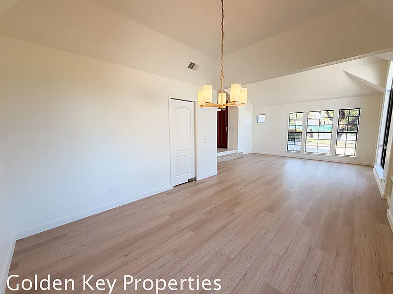 2230 Sara Way — Photo 5