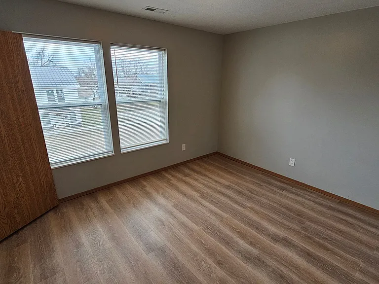 102 Benton St N — Photo 10
