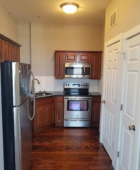 214 W Elm St #202 — Photo 5