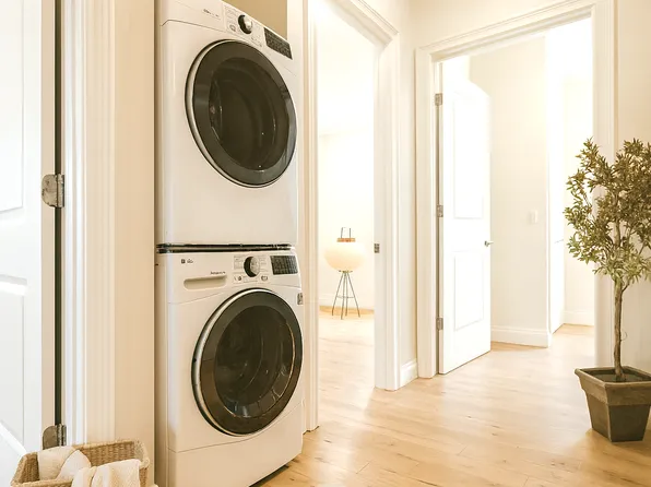 1075 Greene Avenue image 7 of 9