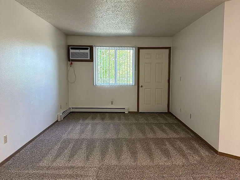 Dakota E & W Apartments — Photo 40