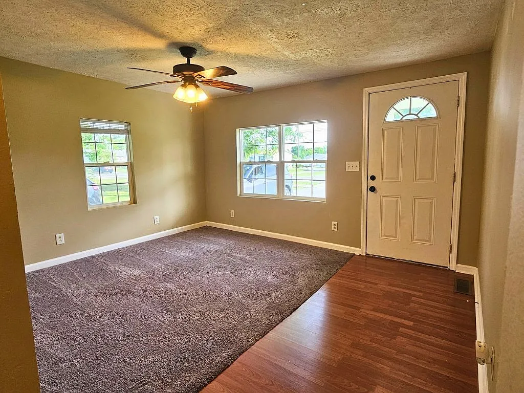 3 bed, 1.0 bath, 1071 sqft, $1,400 — Photo 3