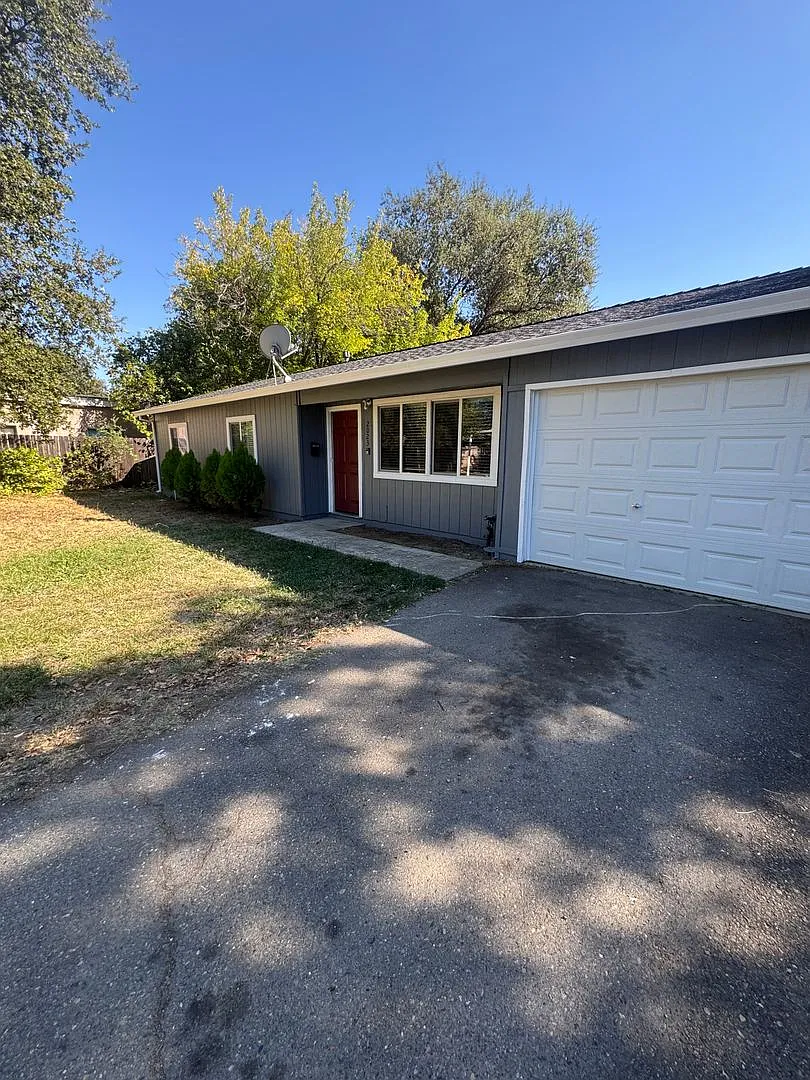 3 Bed/2 Bath Home In Redding, Ca — Photo 2
