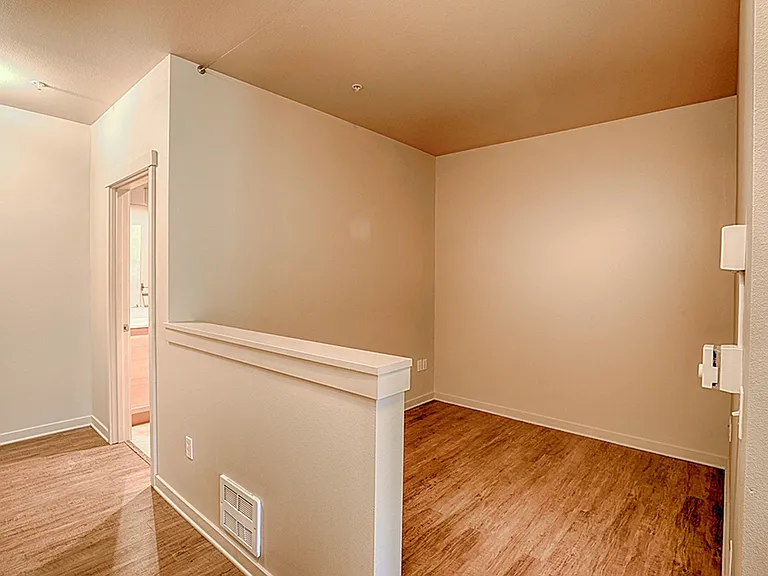 Saxe Apartments — Photo 25