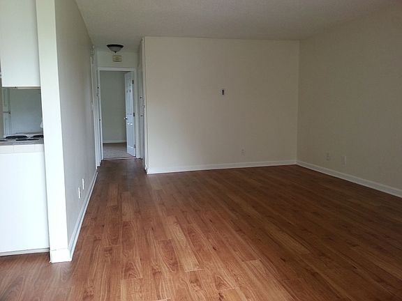 5th image of 210 Quintard St APT B04