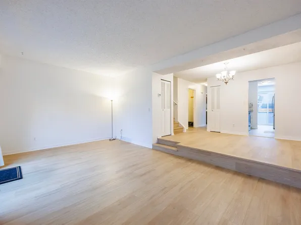 19022 119b Ave #2, Pitt Meadows, BC V3Y 1X5