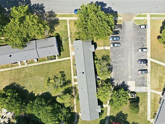 4th image of 1300 Warwick Dr Unit 2C