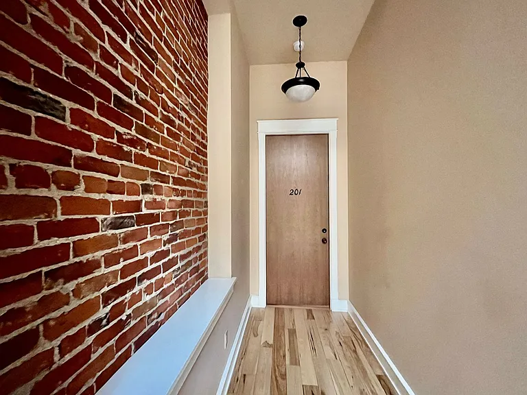 400 N Main St — Photo 31