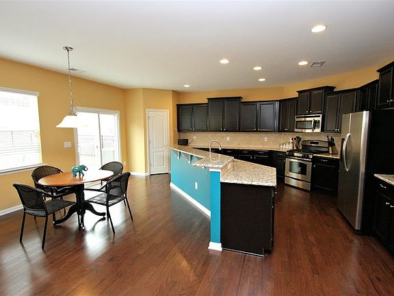 4th image of 2078 Newport Dr