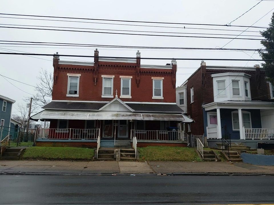 1st image of 925 W 9th St