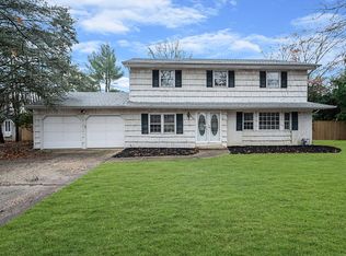 4 Frost Pond Rd, Greenlawn, NY 11740