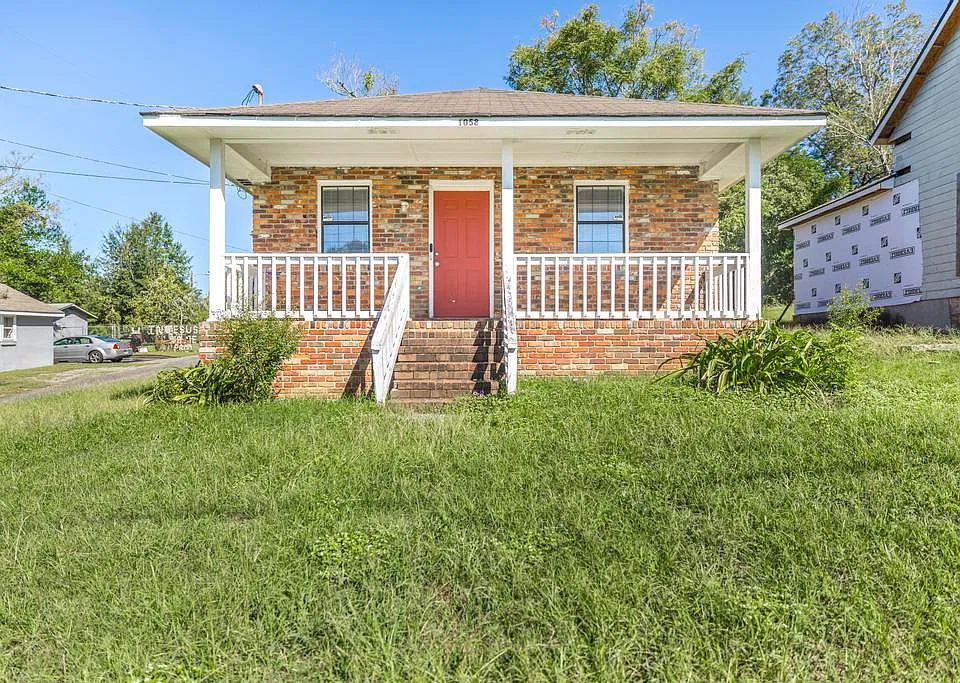1058 Woolfolk St